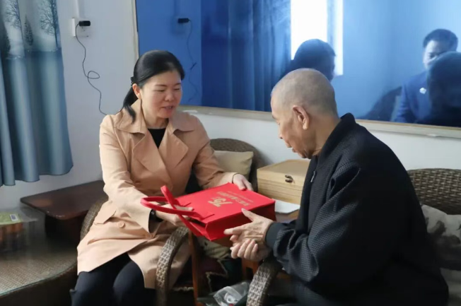 市检察院领导赴新安县人民检察院慰问“十百千”先进典型 